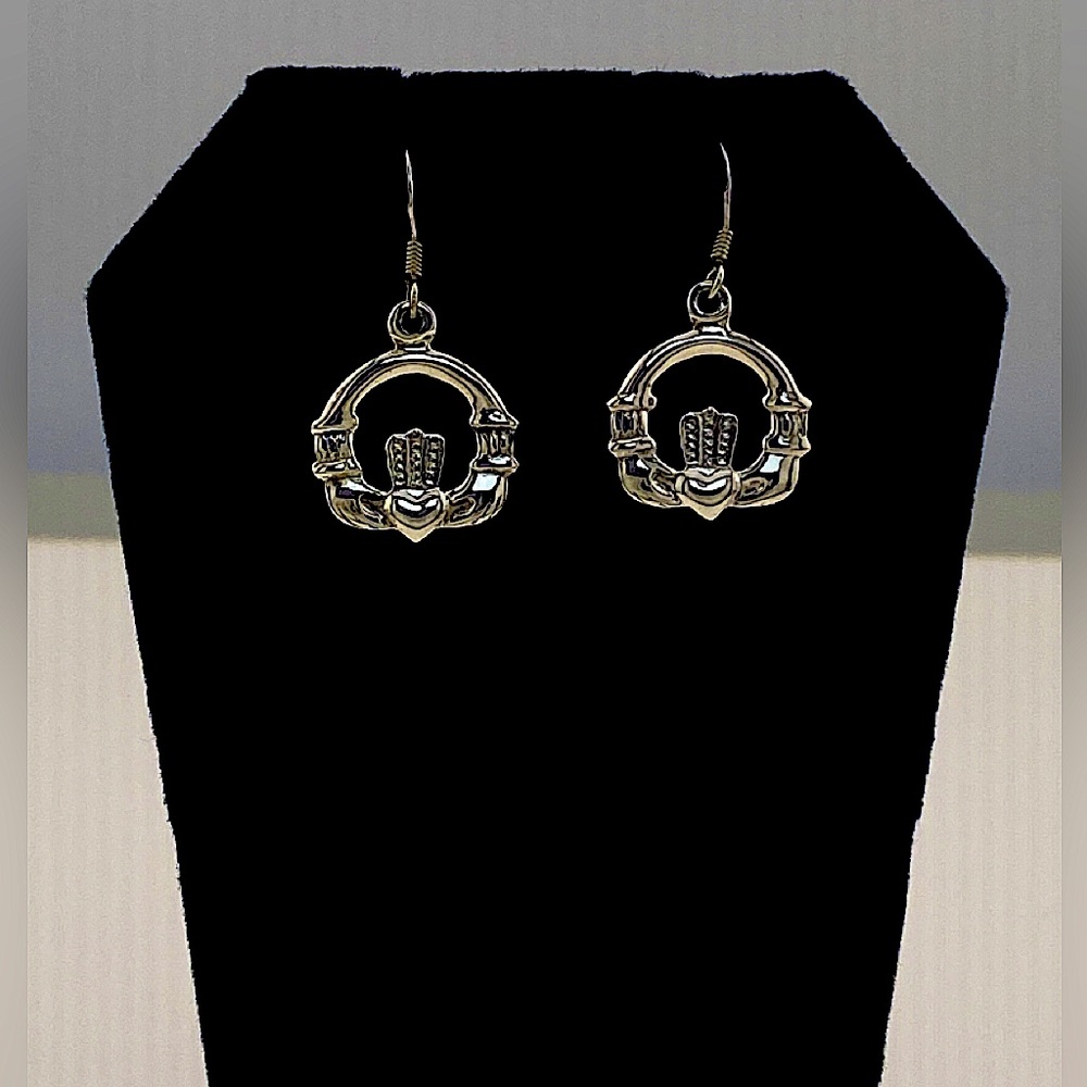 Love loyalty and friendship 925 Sterling silver rhodium plated Claddagh earrings